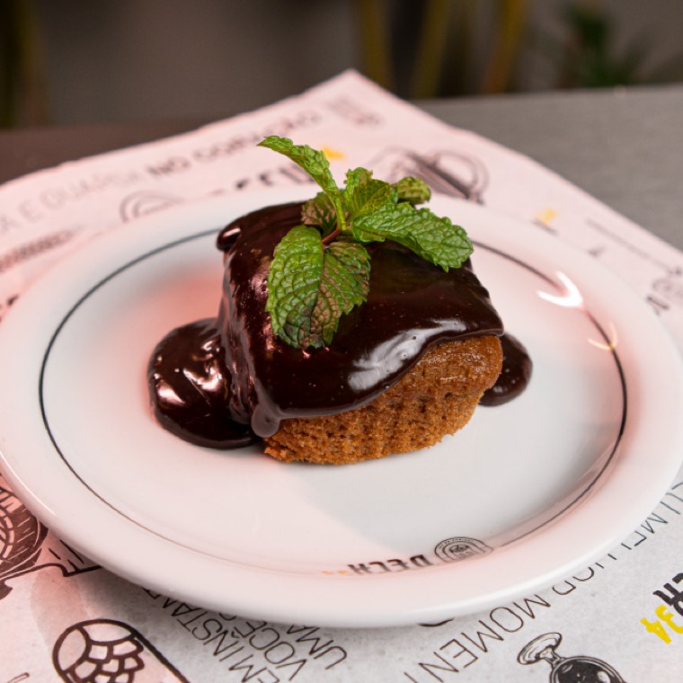 745 - Bolo de Café com Calda de Chocolate Amargo